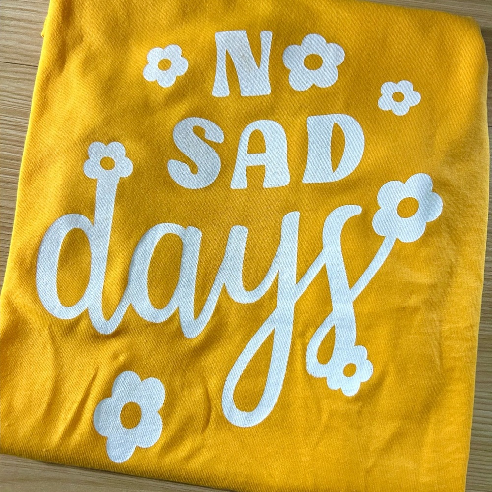 Daisy tee No sad days / mental health tee / trendy tee / back design tee